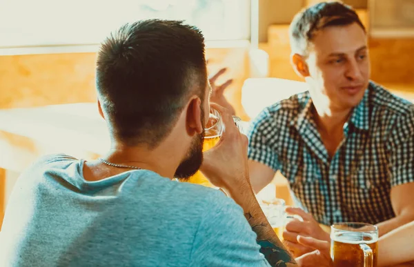 Amigos felices bebiendo cerveza — Foto de Stock