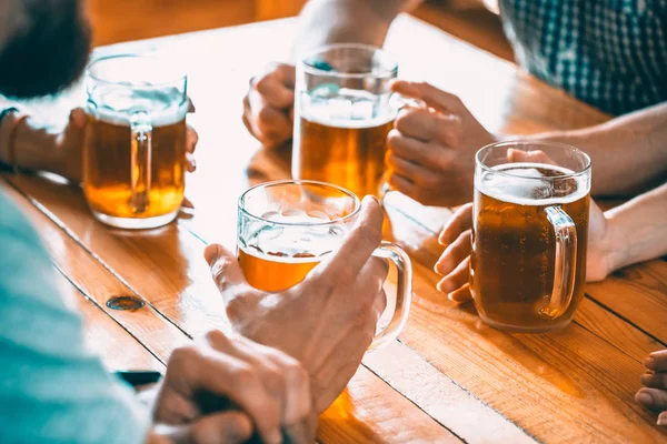 Happy Friends Drinking Beer — Stock Photo, Image