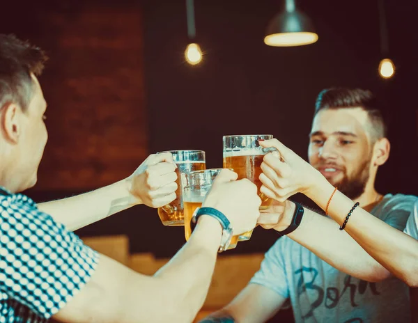 Amigos felizes beber cerveja — Fotografia de Stock