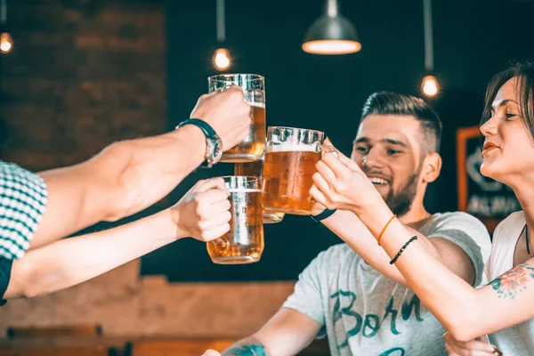 Šťastní přátelé pijí pivo — Stock fotografie