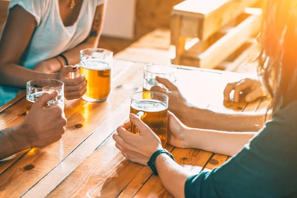 Glada vänner dricker öl — Stockfoto