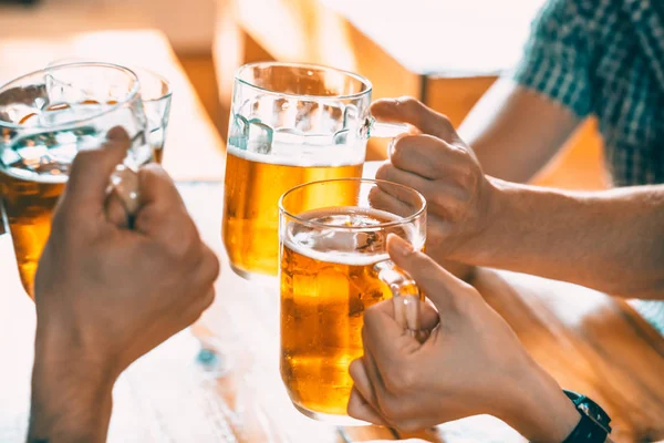 Amigos felices bebiendo cerveza — Foto de Stock