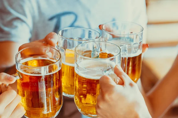 Amigos felizes beber cerveja — Fotografia de Stock