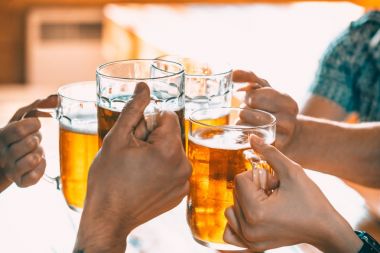 Mutlu arkadaşlar bira içiyor.