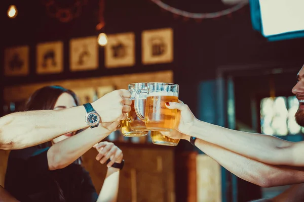 Amigos felizes beber cerveja — Fotografia de Stock