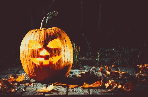 Halloween dýně s zářící tváří — Stock fotografie