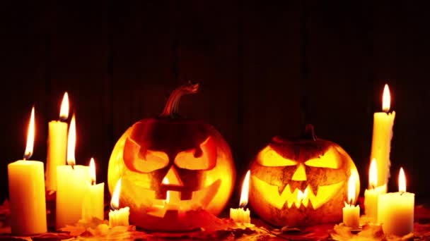 Calabazas de Halloween con caras brillantes — Vídeo de stock