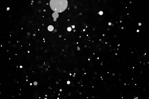 Chute de neige sur fond noir. — Photo