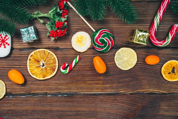 Fondo de Navidad con ramas de árbol de Navidad, adornos, caramelos y decoraciones — Foto de Stock