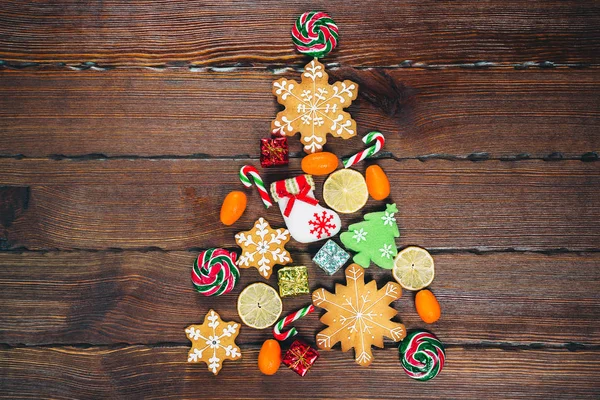 Árvore de Natal feita de biscoitos de gengibre — Fotografia de Stock