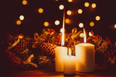 Ahşap masa mumlar yanan Noel