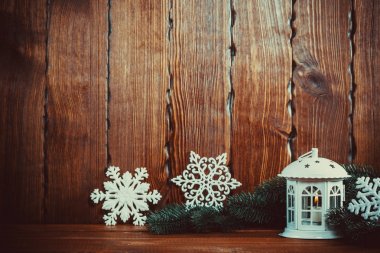 Noel fener mum ile Noel ağacı dalları