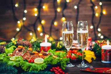 Noel masa yemek vakti ile kavrulmuş et