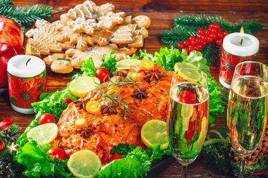 Noel masa yemek vakti ile kavrulmuş et