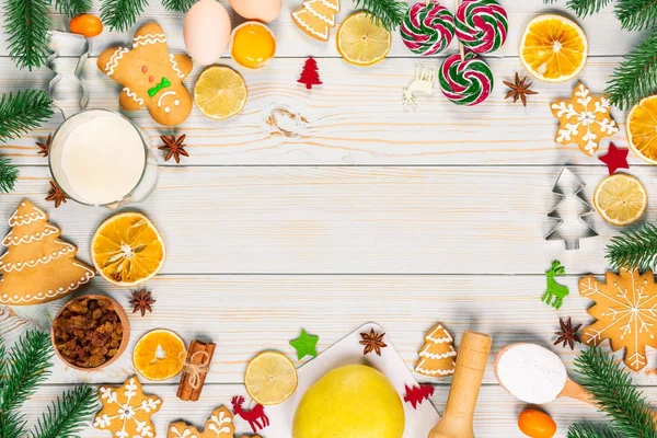 Cocinar galletas de jengibre de Navidad —  Fotos de Stock
