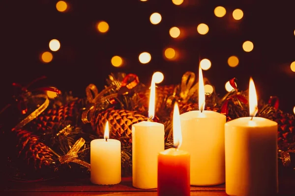 Natal queimando velas na mesa de madeira — Fotografia de Stock
