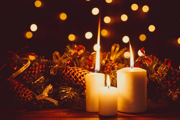 크리스마스 나무 테이블에 촛불을 레코딩 — 스톡 사진