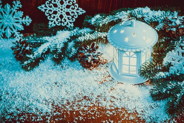 Weihnachtslaterne mit Kerze — Stockfoto