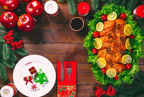 Mesa de Navidad para cenar con carnes asadas —  Fotos de Stock