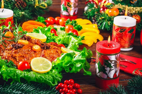 Mesa de Navidad para cenar con carnes asadas —  Fotos de Stock