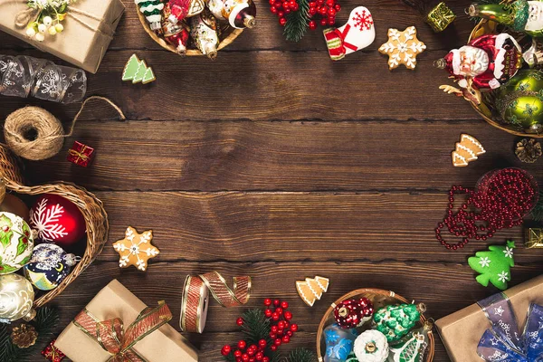 Kerstmis achtergrond met geschenken, speelgoed, boomtakken — Stockfoto