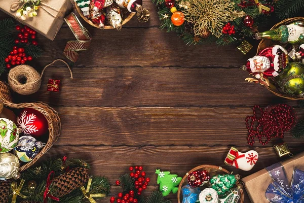 Kerstmis achtergrond met geschenken, speelgoed, bal, boomtakken — Stockfoto