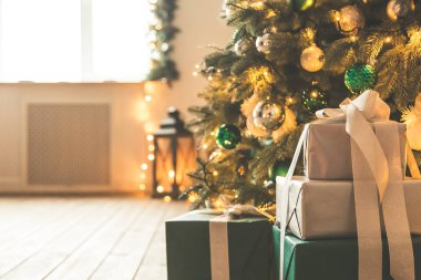 Bir Noel ağacı ve hediyeler ile oturma odası 