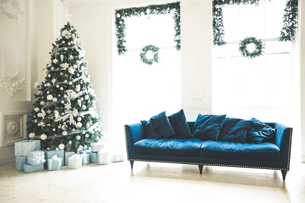 Soggiorno con albero di Natale e regali — Foto Stock