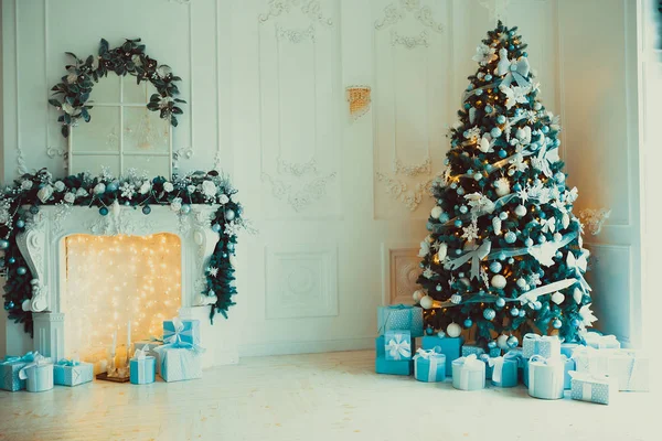 Σαλόνι με ένα χριστουγεννιάτικο δέντρο και τα δώρα — Φωτογραφία Αρχείου