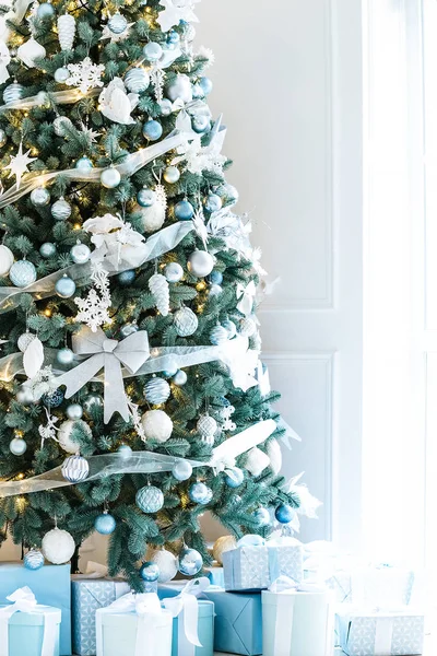 Woonkamer met een kerstboom en cadeautjes — Stockfoto
