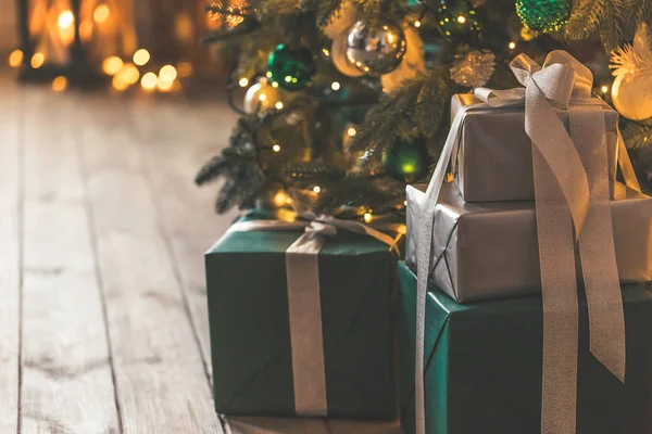 Hediyeler Noel oturma odasında ile Noel ağacı. Güzel yeni yıl klasik ev iç dekore edilmiştir. Kış arka plan