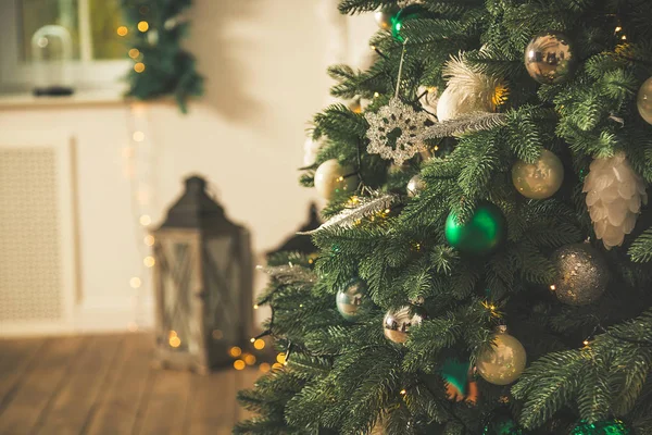 Julgran i jul vardagsrum. Vackra nya året inredda klassisk heminredning. Vinter bakgrund — Stockfoto