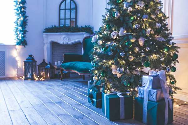 Obývací pokoj s vánoční stromek a dárky — Stock fotografie