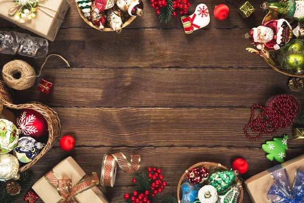 Kerstmis achtergrond met geschenken en speelgoed — Stockfoto