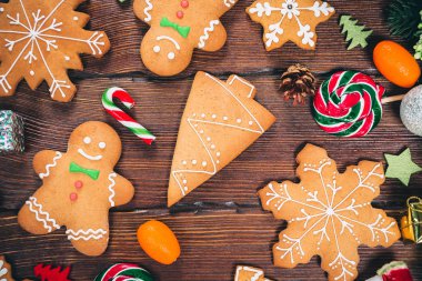 Noel gingerbread çerezleri şeker ve yeni yıl süslemeleri ile ahşap masa üzerinde ev yapımı. Xmas arka plan