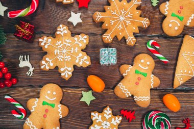 Noel gingerbread çerezleri şeker ve yeni yıl süslemeleri ile ahşap masa üzerinde ev yapımı. Xmas arka plan