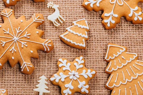 Noel gingerbread çerezleri ev yapımı ve yılbaşı dekor çuval bezi masa örtüsü ile masada. Neşeli Noel Kartpostalı.