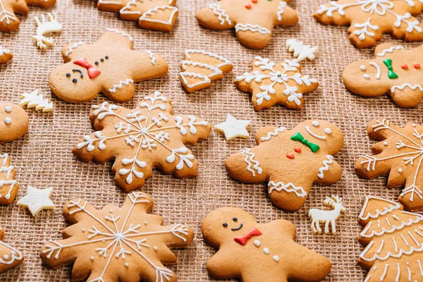 Biscoitos de gengibre de Natal caseiro e decoração de Ano Novo na mesa com toalha de mesa de serapilheira. Feliz cartão postal de Natal . — Fotografia de Stock