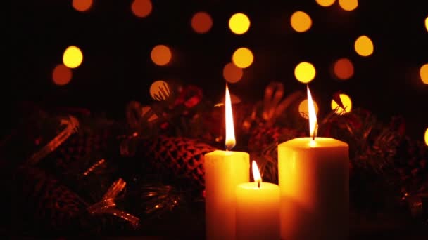 Brennende Kerzen Auf Dunklem Hintergrund Mit Weihnachtsbeleuchtung — Stockvideo