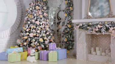 Noel ağacı, parlayan ışıklar ve hediye kutuları ile şömine ile süslenmiş Noel odası