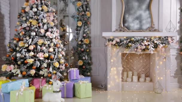 Pokój Boże Narodzenie Udekorowane Choinki Kominek Błyszczące Światła Pudełka — Wideo stockowe