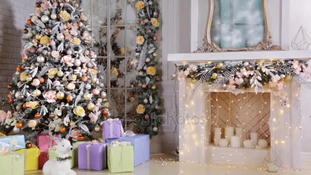圣诞装饰的房间与圣诞树 壁炉与闪亮的灯光和礼品盒 — 图库视频影像