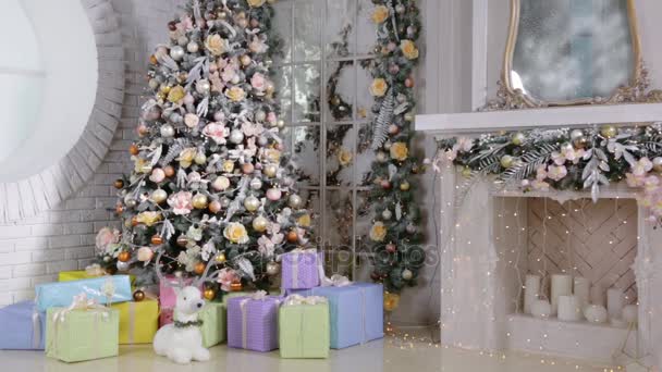 Habitación Decorada Con Árbol Navidad Chimenea Con Luces Brillantes Cajas — Vídeo de stock