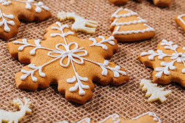 Noel gingerbread çerezleri ev yapımı ve yılbaşı dekor çuval bezi masa örtüsü ile masada. Neşeli Noel Kartpostalı.