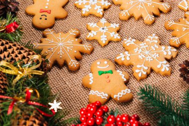Noel gingerbread çerezleri Noel ağacı ve yılbaşı dekor çuval bezi masa örtüsü ile tabloda dalları ile ev yapımı. Neşeli Noel Kartpostalı.
