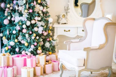 Noel ağacı ve hediye kutuları oturma odası. Güzel dekore edilmiş yılbaşı klasik ev iç