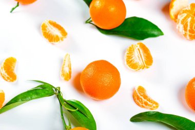 Yakın çekim yaprak beyaz arka plan ile olgun portakal mandalina (Mandarin).