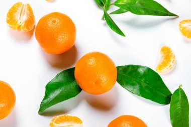 Yakın çekim yaprak beyaz arka plan ile olgun portakal mandalina (Mandarin).