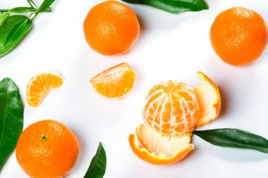 Yakın çekim yaprak beyaz arka plan ile olgun portakal mandalina (Mandarin).