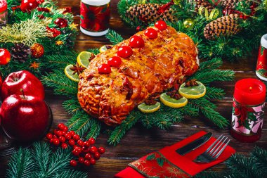 Noel masa kavrulmuş et, mumlar ve yılbaşı dekor